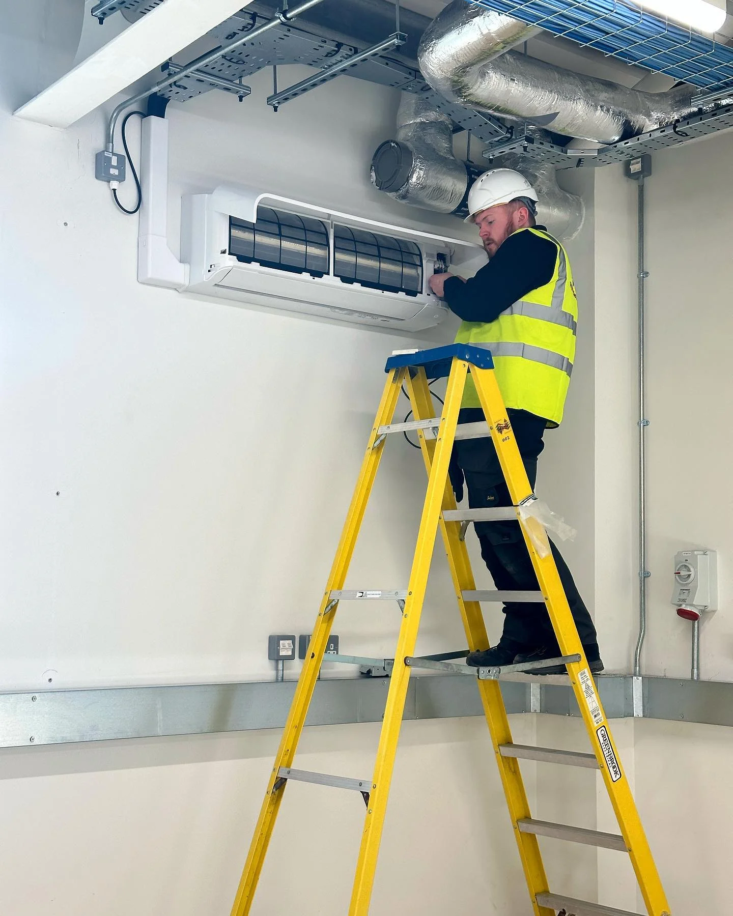 commercial aircon repair img1